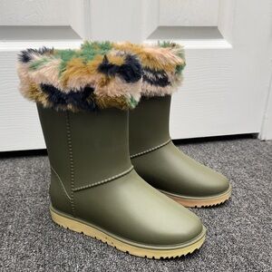 Camo Boots with Faux Fur Trim Sz. 6 Women nwt